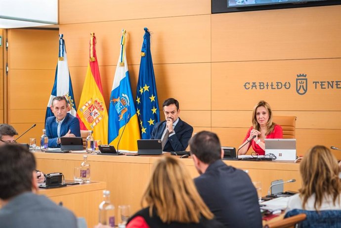 Archivo - El portavoz del Grupo Nacionalista, José Miguel Ruano, el vicepresidente del Cabildo de Tenerife, Lope Afonso, y la presidenta del Cabildo, Rosa Dávila, en el debate de aprobación de presupuestos