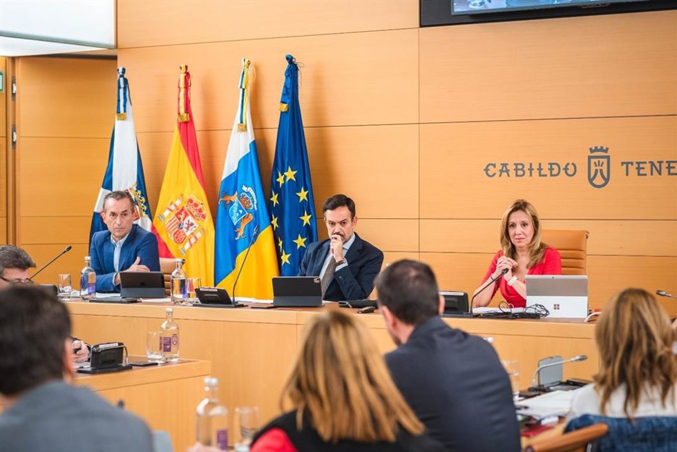 Archivo - El portavoz del Grupo Nacionalista, José Miguel Ruano, el vicepresidente del Cabildo de Tenerife, Lope Afonso, y la presidenta del Cabildo, Rosa Dávila, en el debate de aprobación de presupuestos