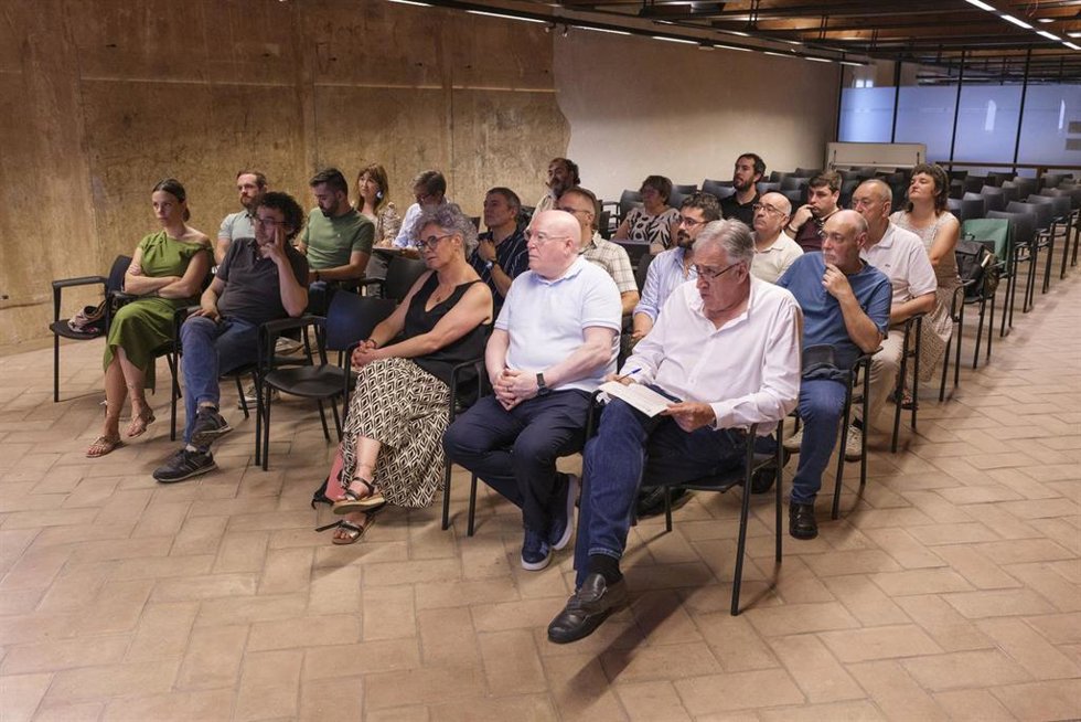Presentación de los resultados del sondeo para conocer la opinión y percepción de quienes viven en Erripagaña sobre la realidad del barrio cuya realización fue acordada por los ayuntamientos de Pamplona, Burlada y Huarte.