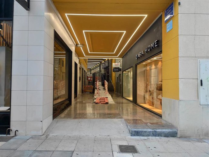 Archivo - Obras en el pasaje de Plácido Álvarez-Buylla, que une las calles Uría y Pelayo en el centro de Oviedo.