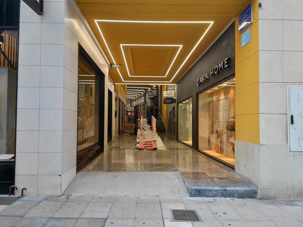 Archivo - Obras en el pasaje de Plácido Álvarez-Buylla, que une las calles Uría y Pelayo en el centro de Oviedo.