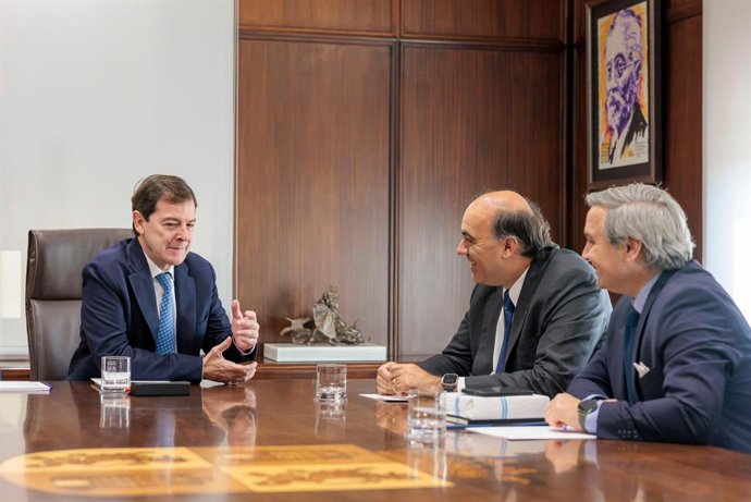 Fernández Mañueco recibe en la sede de la Junta al embajador de Argentina en España