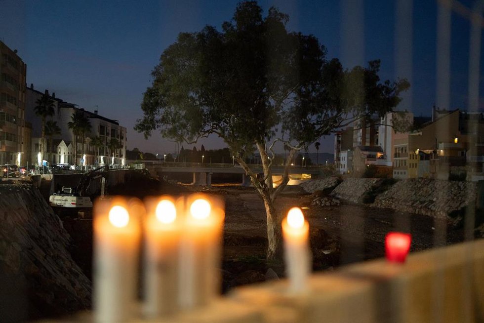 Archivo - Velas para homenajear a las víctimas de la dana, en la Rambla del Poyo, a 26 de octubre de 2025, en Paiporta, Valencia