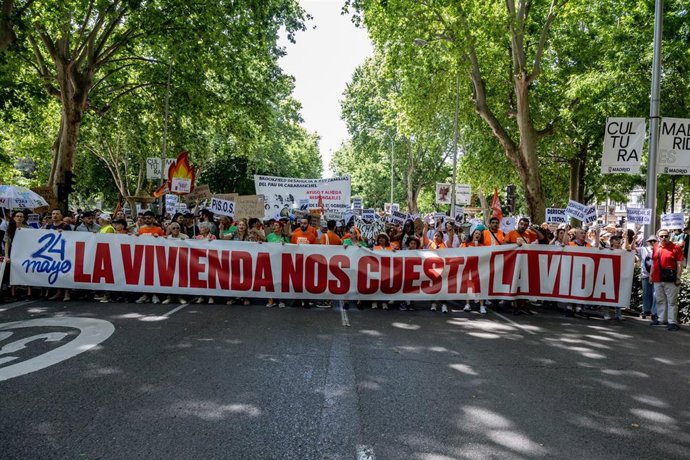 Manifestantes portan pancarta con lema 'La vivienda nos cuesta la vida' durante una manifestación en defensa del derecho al acceso a la vivienda, a 24 de mayo de 2026, Madrid (España). 