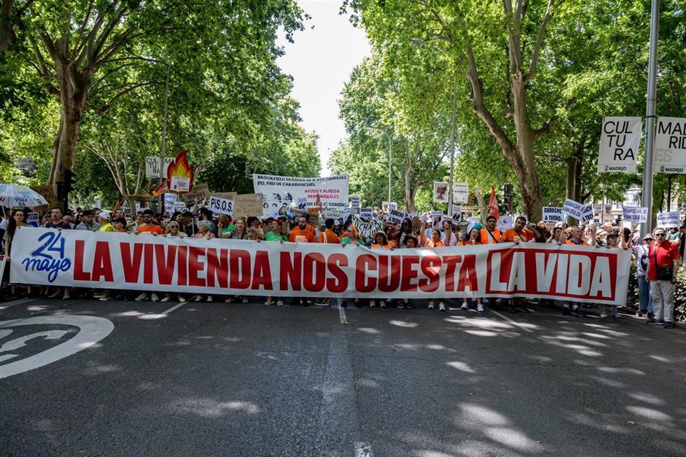 Manifestantes portan pancarta con lema 'La vivienda nos cuesta la vida' durante una manifestación en defensa del derecho al acceso a la vivienda, a 24 de mayo de 2026, Madrid (España).