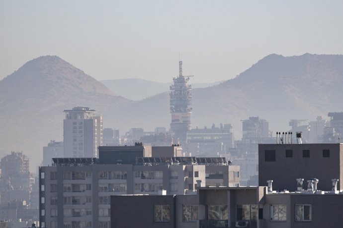 Santiago, 10 de mayo de 2026.  Vista de Santiago luego que la delegacion presidencial de la region metropolitana declaro Alerta Ambiental para Santiago para hoy 10 de Mayo por la mala calidad del aire y problemas de ventilacion   Diego Martin/Aton Chile