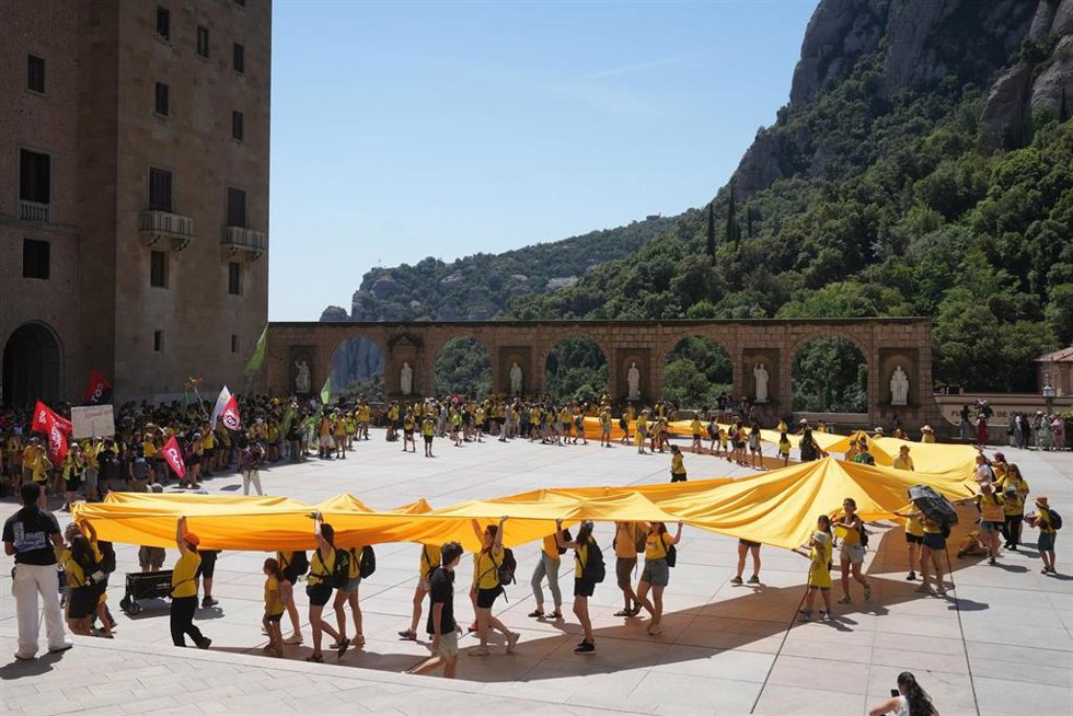 Docentes durante una concentración frente a la Abadía de Montserrat, a 29 de mayo de 2026, en Monistrol de Montserrat, Barcelona, Catalunya (España). La concentración se enmarca en la huelga de docentes de Catalunya convocada por los sindicatos USTEC, CGT