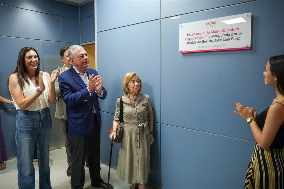 La consejera de Inclusión Social, Juventud, Familias e Igualdad en funciones, Loles López, y el alcalde de Sevilla, José Luis Sanz, en la inauguración de la Casa de la Mujer 'Directora Olga Carrión' en Sevilla.