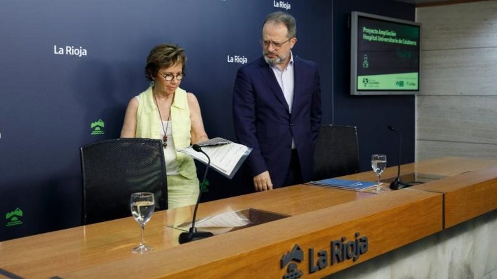 El gerente del Servicio Riojano de Salud, Luis Ángel González, y la directora del Hospital de Calahorra, Patricia Martín