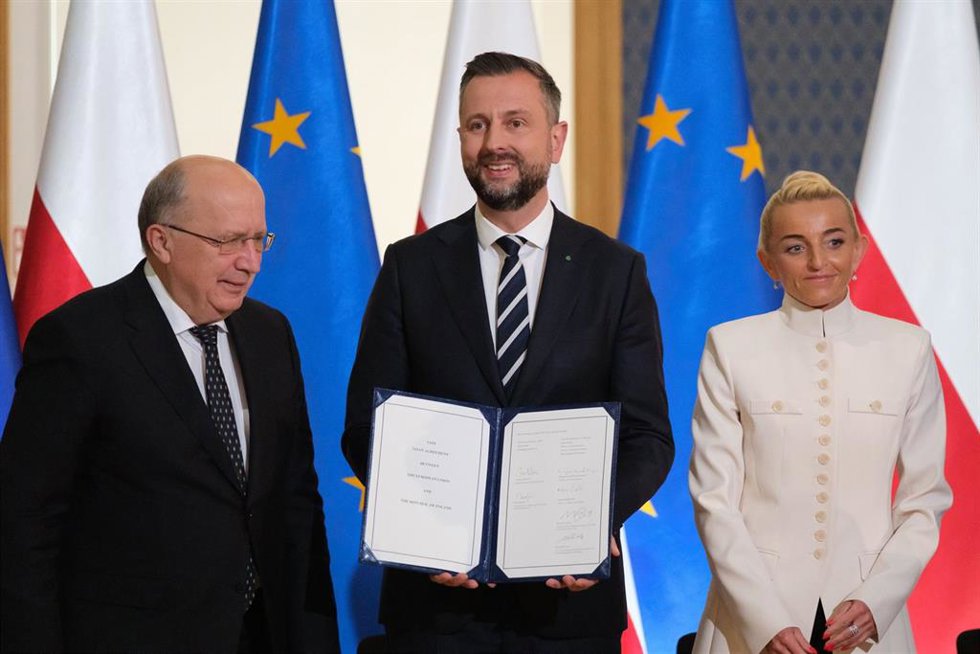 El ministro polaco de Defensa Nacional, Wladyslaw Kosiniak-Kamysz, sostiene el acuerdo firmado sobre préstamos de defensa en el marco de la Iniciativa de Seguridad para Europa (SAFE) en la Cancillería del Primer Ministro, en Varsovia. 