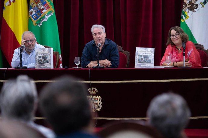 El investigador Javier Osuna García en la presentación de su libro en el Palacio Provincial de Cádiz