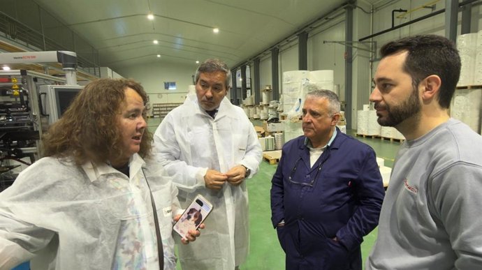 El delegado territorial de Economía, Hacienda y Fondos Europeos en Granada, Gumersindo Fernández, ha visitado las instalaciones de la empresa Sugrapack en Purullena junto a técnicos de Andalucía Trade.