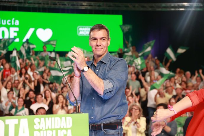 O secretário-geral do PSOE e presidente do Governo, Pedro Sánchez, durante o evento de encerramento da campanha dos socialistas andaluzes. Em 15 de maio de 2026, em Sevilha (Andaluzia, Espanha). María Jesús Montero deu o toque final à sua campanha c