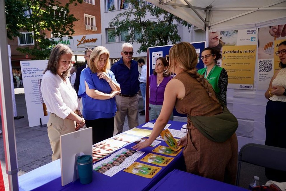 La vicealcaldesa de Madrid, Inma Sanz, en una carpa informativa sobre los efectos nocivos del tabaquismo