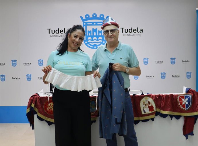 Juan R. Sainz, acompañado de la concejala Verónica Gormedino, se despide del zaldiko de Tudela tras más de una década como porteador.