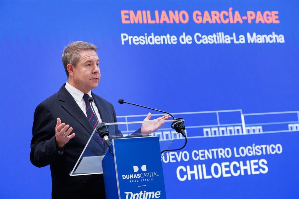 El presidente de Castilla-La Mancha, Emiliano García-Page, inaugura, en Chiloeches, la nave logística que la empresa Ontime tiene en el Polígono Industrial ‘La Vega’ de esta localidad.
