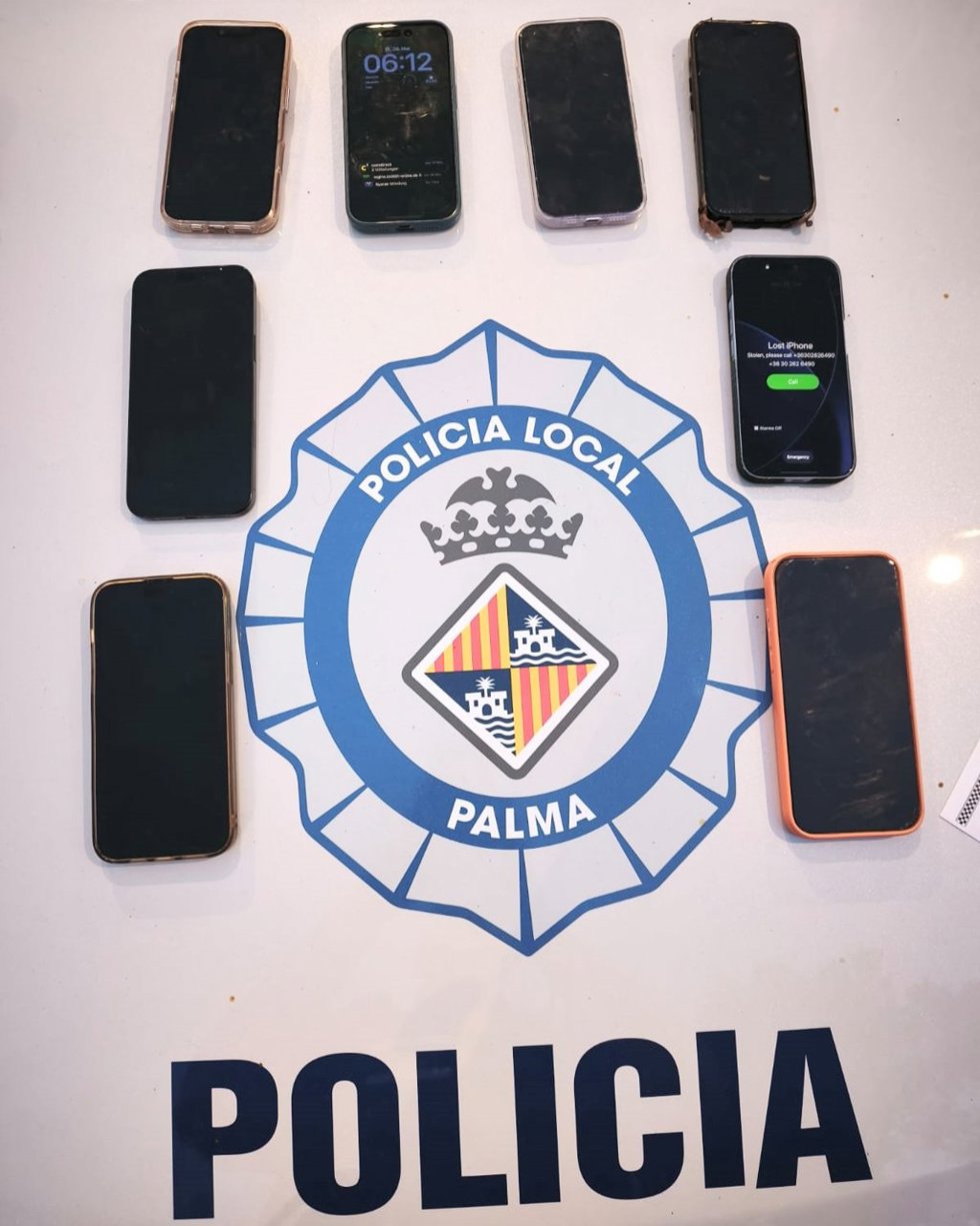 Detenido por robar a turistas varios teléfonos de alta gama en Playa de Palma con el 'abrazo cariñoso'.