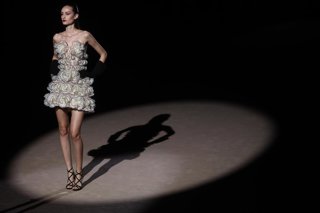 Archivo - Una modelo en un desfile de Hannibal Laguna durante la Mercedes-Benz Fashion Week, a 20 de marzo de 2026, en Madrid (España).