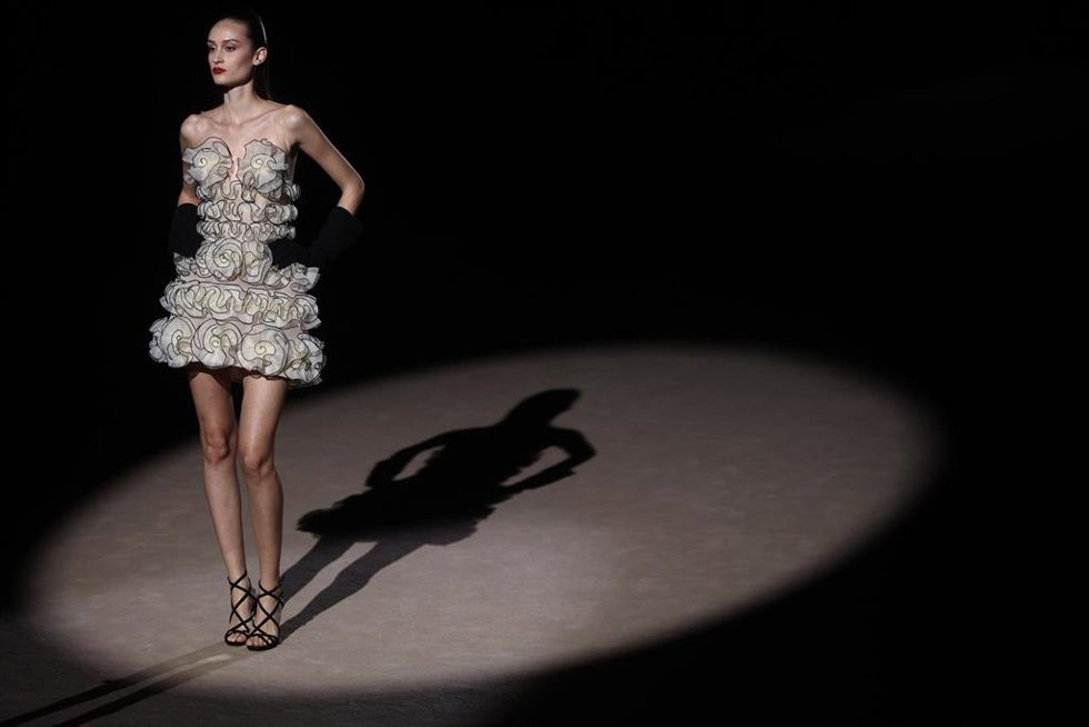 Archivo - Una modelo en un desfile de Hannibal Laguna durante la Mercedes-Benz Fashion Week, a 20 de marzo de 2026, en Madrid (España).
