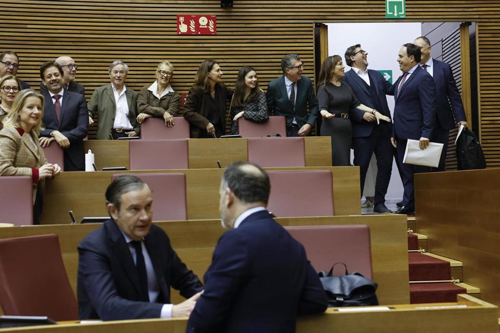 Archivo - El síndic del PP, Nando Pastor (1 fila, i) y el president de la Generalitat, Juanfran Pérez Llorca (d), durante una sesión de control, en Les Corts Valencianes, a 5 de marzo de 2026, en Valencia