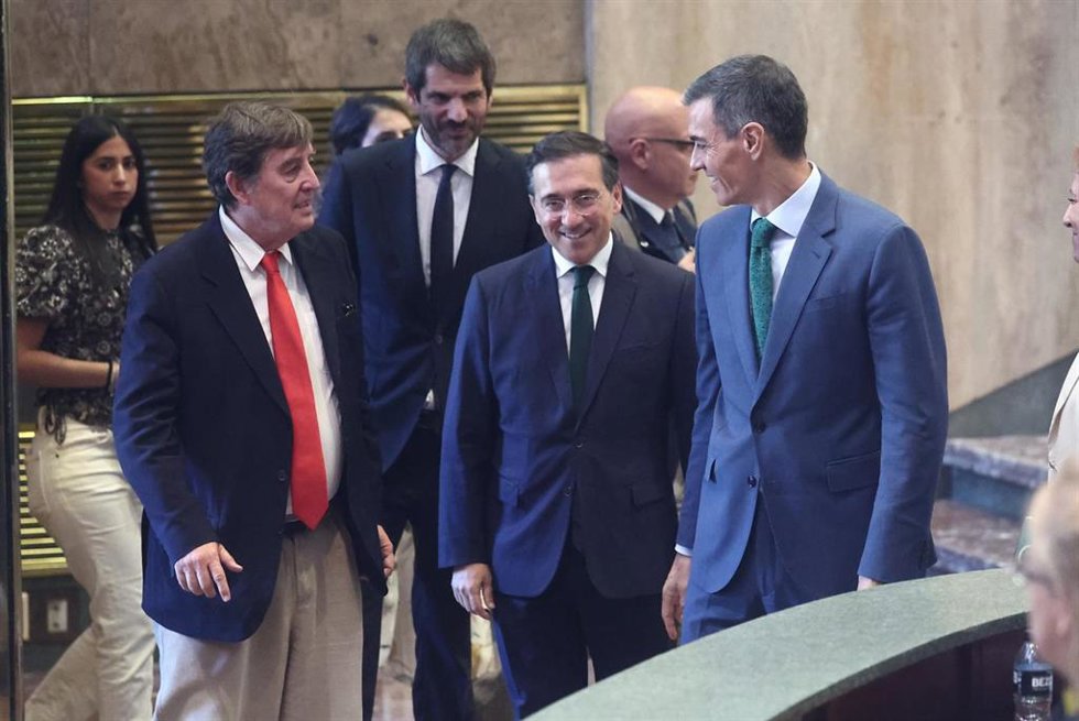 (I- D) El director del Instituto Cervantes, Luis García Montero, el ministro de Cultura, Ernest Urtasun, el ministro de Asuntos Exteriores, Unión Europea y Cooperación, José Manuel Albares, y el presidente del Gobierno, Pedro Sánchez