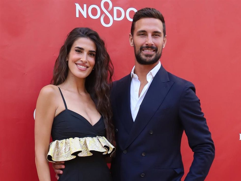 Lidia Torrent y Jaime Astrain asisten al desfile de la firma Encinar en el patio Carlos III de la real Fábrica de Artillería de Sevilla