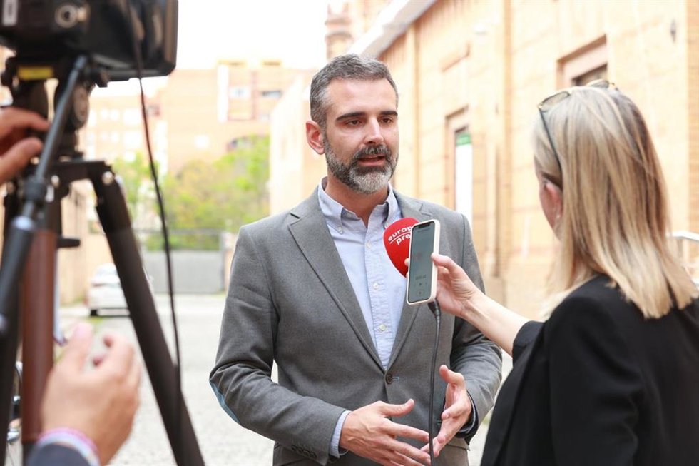 El presidente del PP de Almería, Ramón Fernández-Pacheco, atiende a los medios.