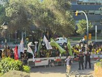 150 docents tallen la Via Augusta de Barcelona en suport als sindicats reunits en la taula
