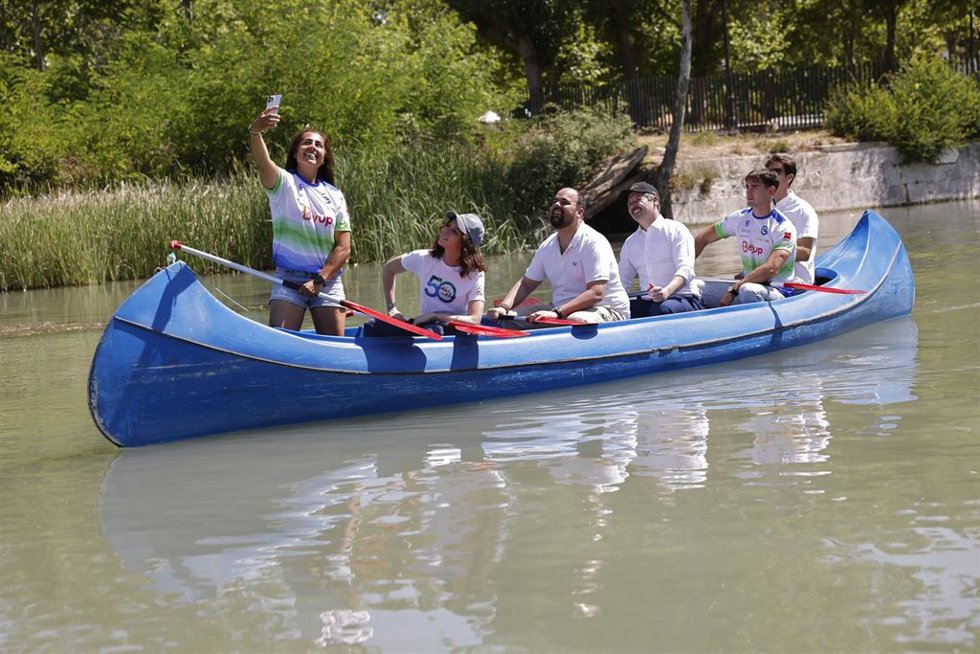La presidenta de la Comunidad de Madrid, Isabel Díaz Ayuso, ha visitado hoy el Centro Especializado de Tecnificación Deportiva La Piragüera con motivo del 50º aniversario del Club Escuela de Piragüismo Aranjuez