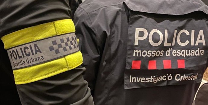 Archivo - Mossos d'Esquadra i Guàrdia Urbana de Barcelona en una imatge de recurs