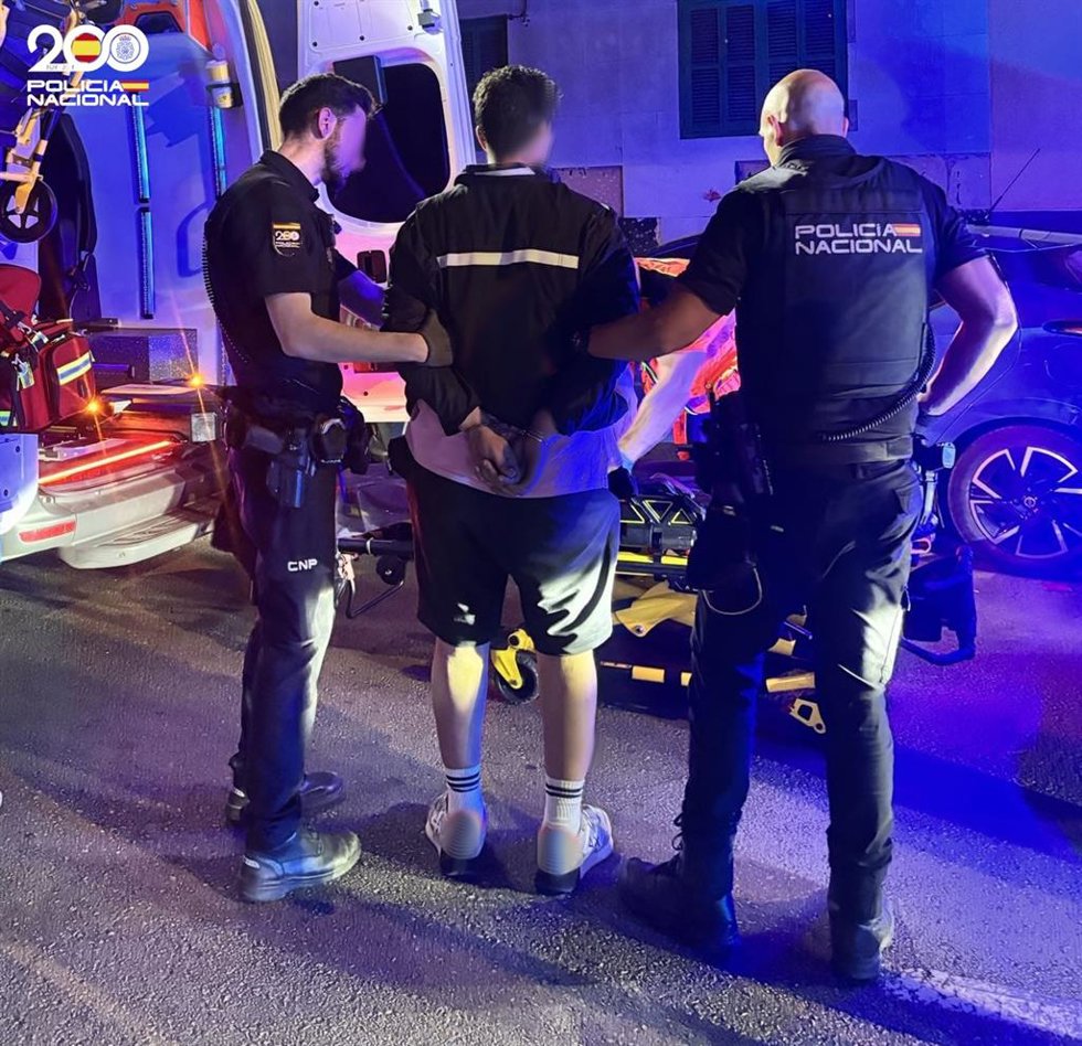 Un hombre agrede a su madre y se atrinchera armado con un cuchillo: "Me voy a cargar a todos".