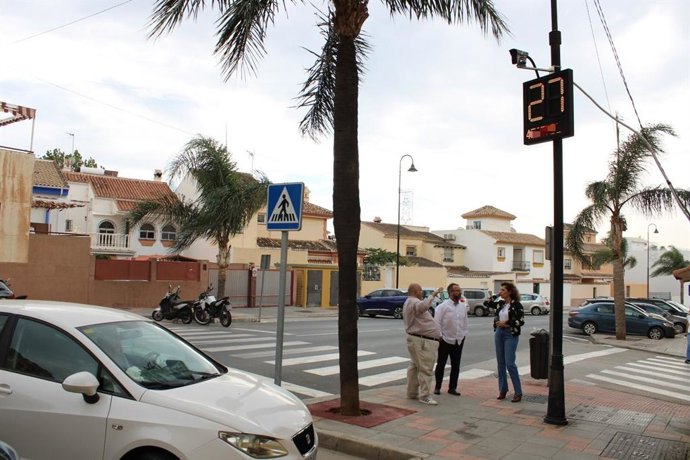 Archivo - El concejal de Vía Pública del Ayuntamiento de Mijas, Nicolás Cruz, informa de la instalación de un radar provisional para recabar información sobre el tráfico en Las Lagunas