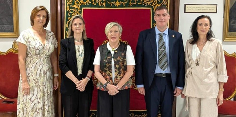 La rectora de la US, Carmen Vargas (centro), la presidenta del Consejo Social, Mercedes León y del catedrático de Administración de Empresas y Marketing, Francisco J. Acedo, en la presentación del Estudio sobre el Impacto Socioeconómico en su entorno