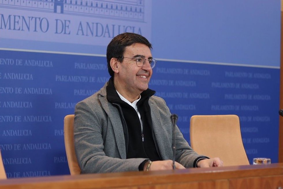 El secretario de Desarrollo Estatutario del PSOE-A, Mario Jiménez, en una atención a los medios en el Parlamento de Andalucía. Imagen de archivo.