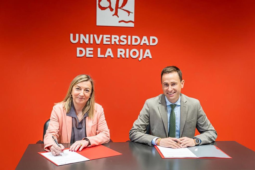 La rectora de la Universidad de la Rioja (UR) ,Eva Sanz Arazuri, , y Daniel Osés Ramírez, consejero de Política Local, Infraestructuras y Lucha contra la Despoblación del Gobierno de La Rioja, han suscrito el convenio de colaboración