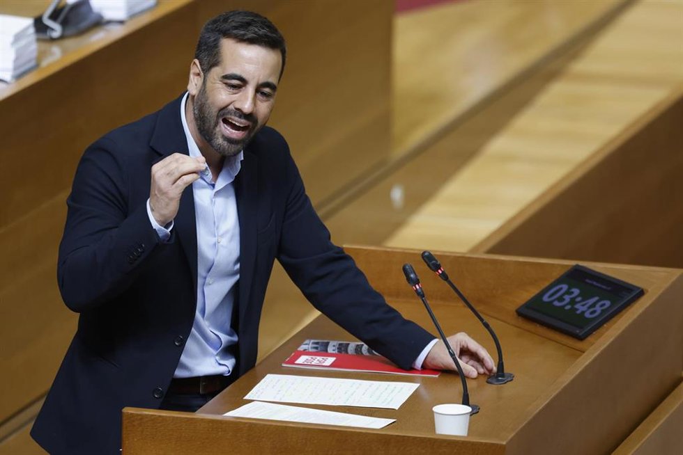 El secretario de organización de PSPV-PSOE, José Muñoz, durante una sesión de control, en Les Corts Valencianes, a 21 de mayo de 2026,  en Valencia