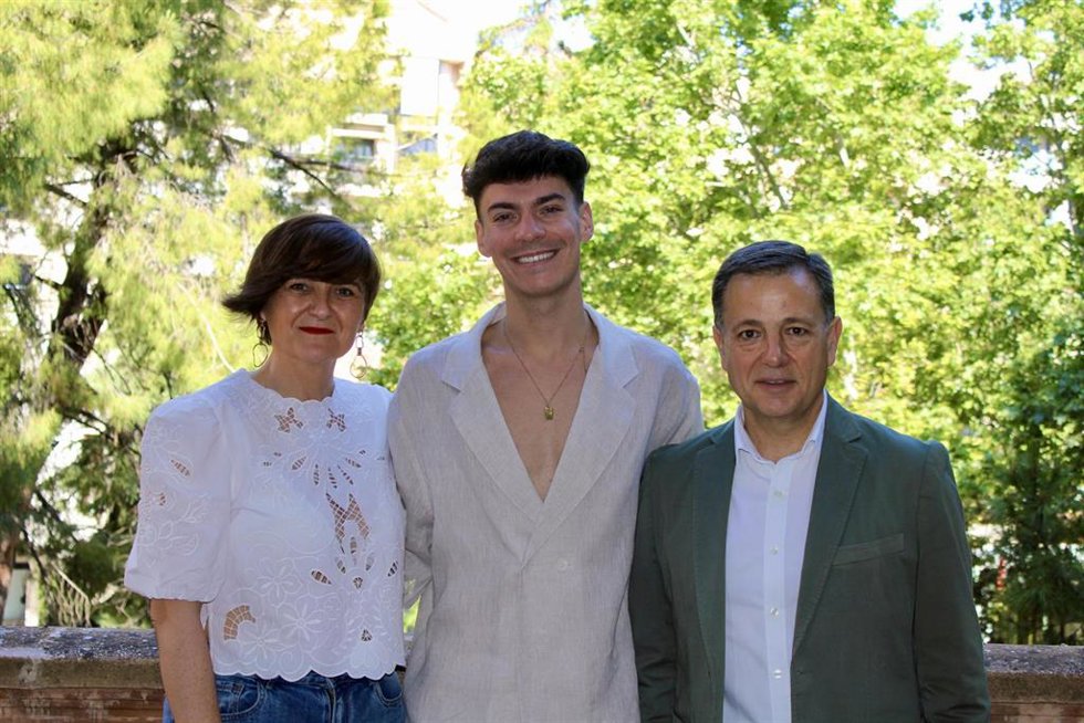 La concejala de Cultura, Elena Serrallé y el alcalde, Manuel Serrano, reciben al coreógrafo y bailarín albaceteño Ismael Olivas.