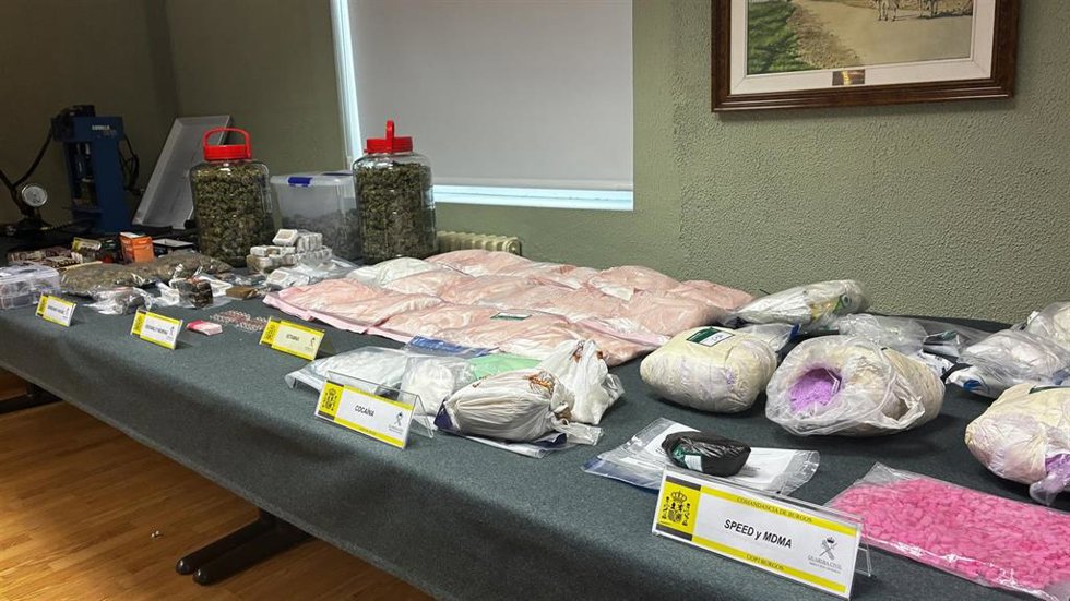 Dinero, droga y armas incautadas por la Guardia Civil en la operación 'Kidbus'.