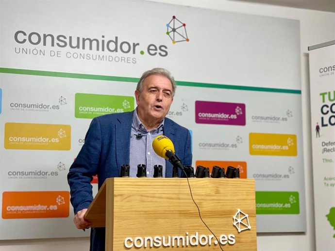El presidente de la Unión de Consumidores (UCE) de Asturias, Dacio Alonso, durante una rueda de prensa.