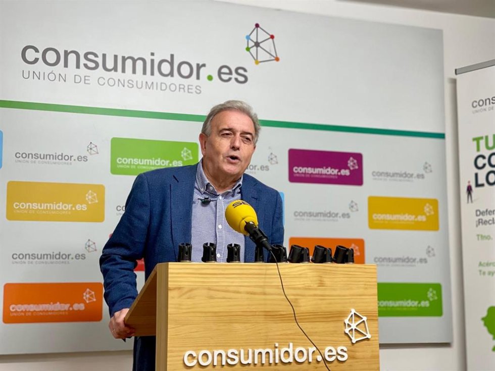 El presidente de la Unión de Consumidores (UCE) de Asturias, Dacio Alonso, durante una rueda de prensa.