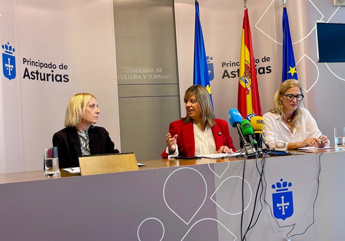 Las viceconsejeras de Presupuestos y Financiación Autonómica, Mar García Salgado, y de Turismo, Lara Martínez, y la vicepresidenta del Principado, Gimena Llamedo, durante la rueda de prensa de este viernes.
