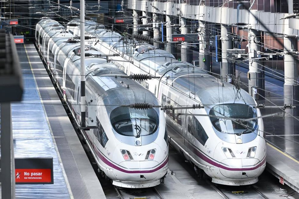 Archivo - Trenes AVE durante la segunda operación salida con motivo de la Semana Santa 2026, en la estación Madrid-Puerta de Atocha-Almudena Grandes, a 1 de abril de 2026, en Madrid (España).