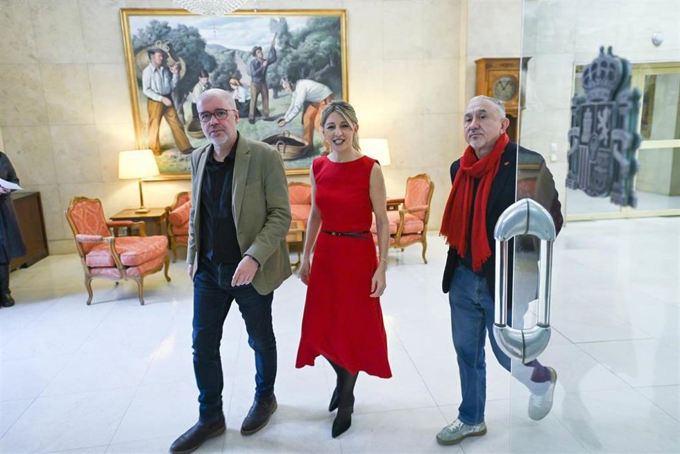Archivo - La vicepresidenta segunda del Gobierno y ministra de Trabajo y Economía Social, Yolanda Díaz, y los secretarios generales de CCOO, Unai Sordo (izda) y de UGT, Pepe Álvarez (dcha), en una imagen de archivo