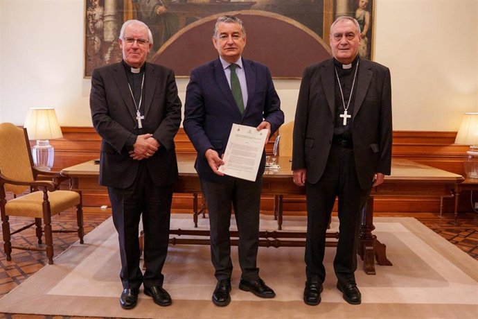 El consejero de Sanidad, Presidencia y Emergencias en funciones, Antonio Sanz, ha firmado este viernes el acuerdo entre el SAS y los arzobispos de Sevilla, José Ángel Saiz Meneses, y el de Granada, José María Gil.