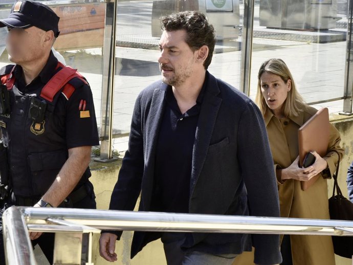 Jonathan Andic, filho do fundador da Mango, ao sair do 5º Tribunal de Instrução de Martorell, após ter pago uma fiança de um milhão de euros