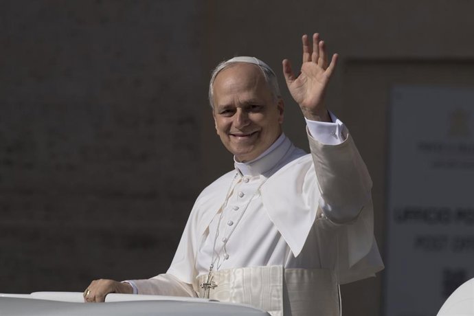 Archivo - El Papa León XIV recorre la plaza de San Pedro en Papamóvil por primera vez antes de la misa de inicio de su Pontificado, a 17 de mayo de 2025, en Ciudad del Vaticano.