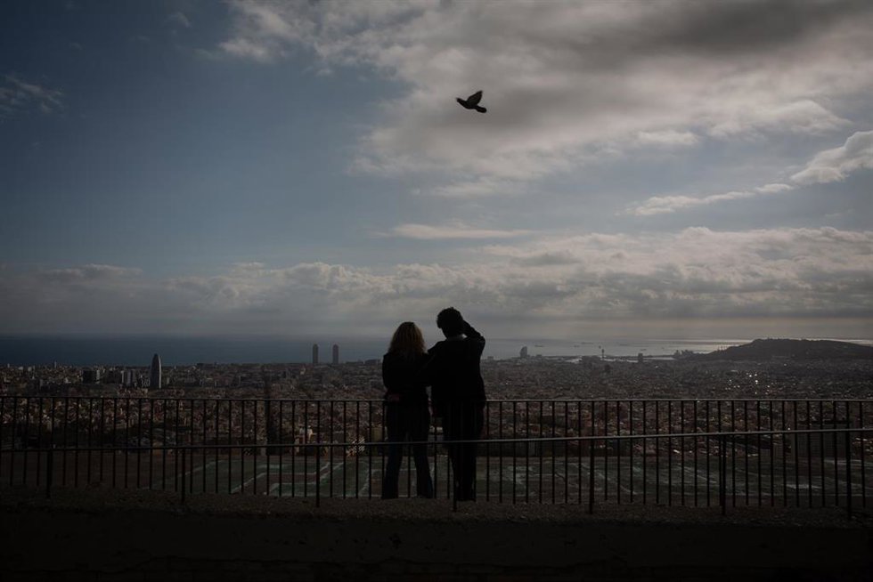 Archivo - Dos mujeres miran el paisaje en el mirador Turó de la Rovira, en Barcelona.