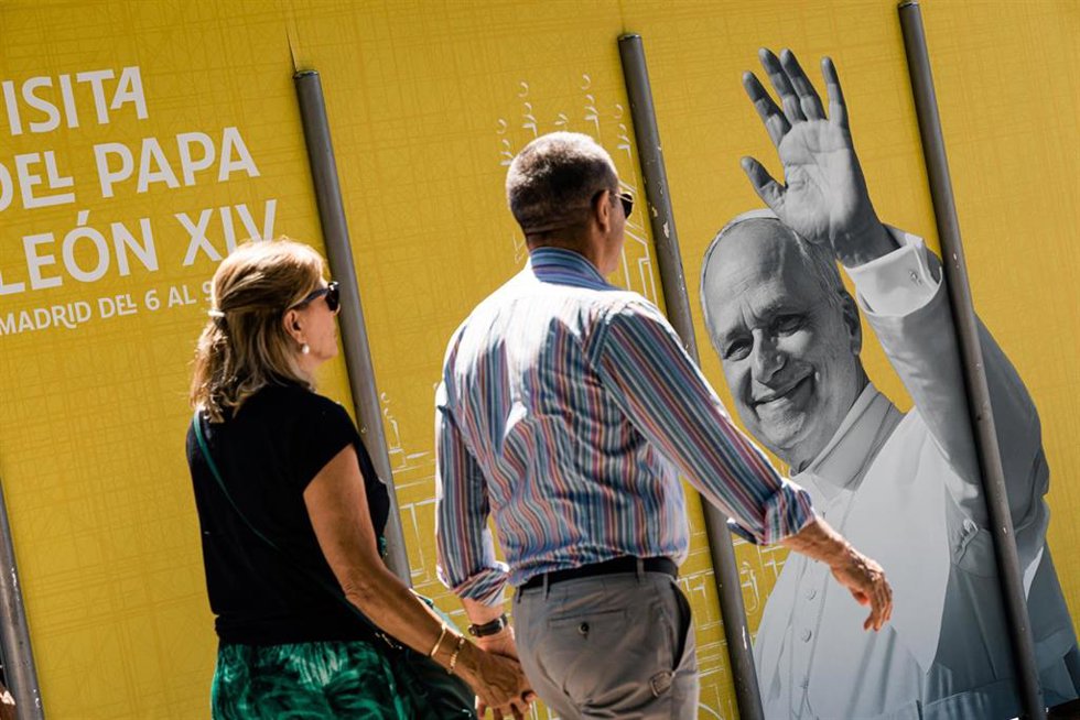 Cartel publicitario de la visita del Papa, en la plaza de Cibeles, a 28 de mayo de 2026, en Madrid (España).
