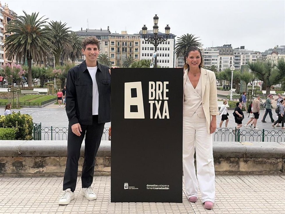 El alcalde Jon Insausti y la concejala Ane Oyarbide presentan la nueva identidad visual de La Bretxa