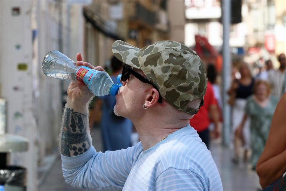 Archivo - Viandantes soportan las altas temperaturas por las calles de Málaga, A 12 de agosto de 2025 en Málaga, Andalucía (España).
